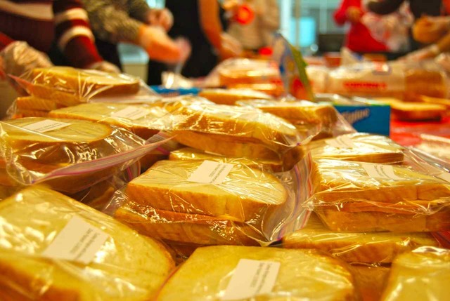 Yo pude hacer los sandwiches para la gente sin hogar.