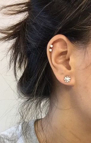Yo me puse unos aretes extras para mi cumpleaños.