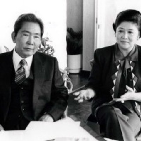 Marcos family flees the Philippines