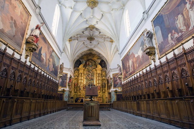 Trabaja en las pinturas murales al óleo de la Cartuja de Aula Dei (Zaragoza) durante 2 años