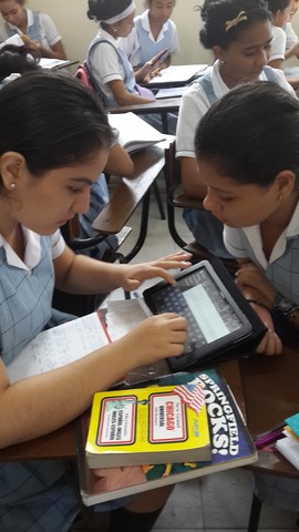 Estudiantes utilizan equipos tecnológicos en clases