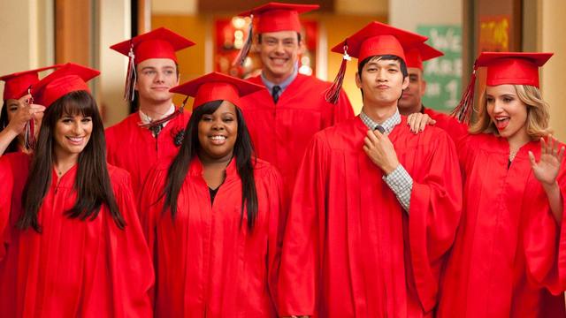 Santana, Rachel, Kurt, Finn, Puck, Quinn, Mercedes e Mike se formam