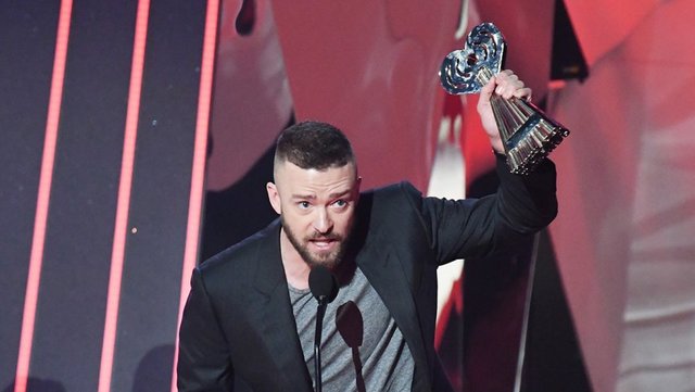 Justin accepting his adward