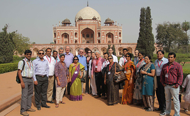 Se abre en la India los primeros cursos por correspondencia