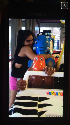 Di a mi mejor amiga un regalo para ir a un concierto.