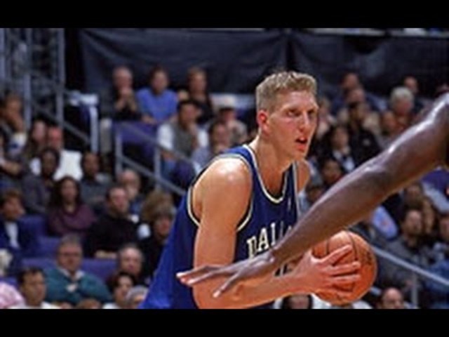 Dirk consigue su primera canasta como jugador de la Nba