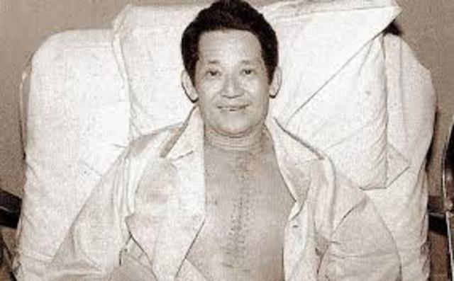 Ninoy Aquino suffers from a heart attack, and is sent to the United States