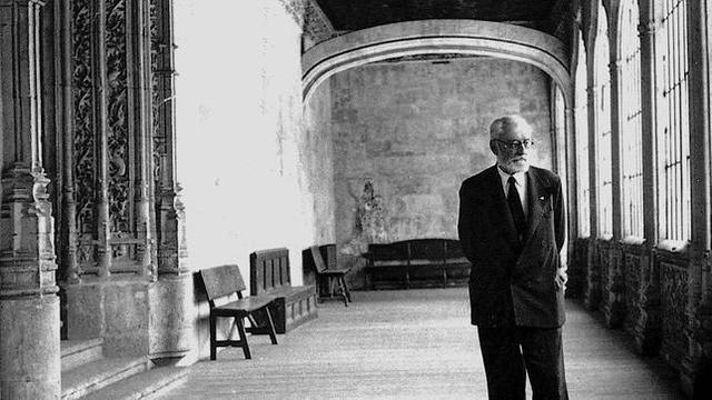 Comienza a impartir clases