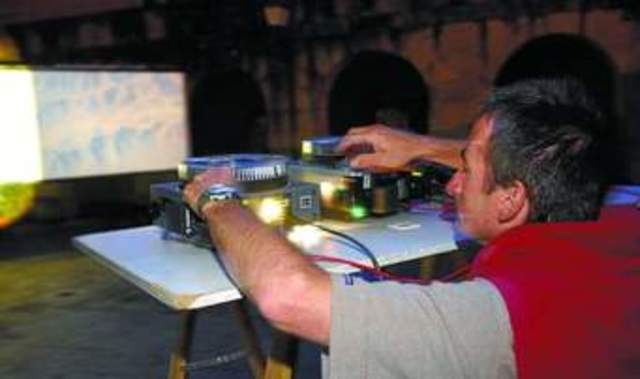 Educación con primeras tecnologías; uso de acetatos y diapositivas