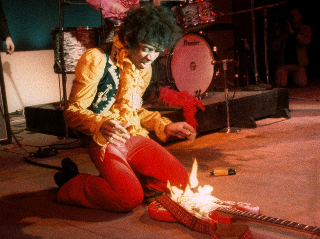 Jimi Hendrix coloca fogo em sua guitarra em cima do palco