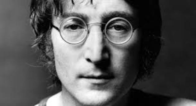 John Lennon é assassinado em Nova York