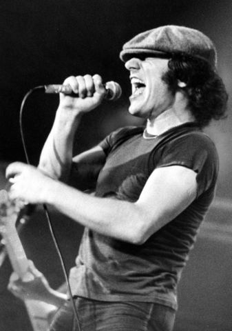 Brian Johnson assume como vocalista do AC/DC