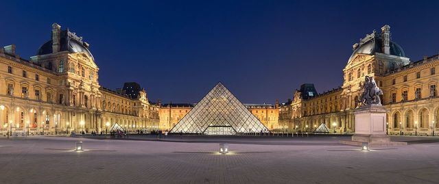 LA PIRÁMIDE DEL LOUVRE DE PARÍS