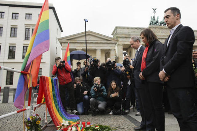 Mueren 49 personas en el ataque de una discoteca en Orlando perpetrado por un norteamericano de origen afgano que rindió pleitesía al grupo Estado Islámico.