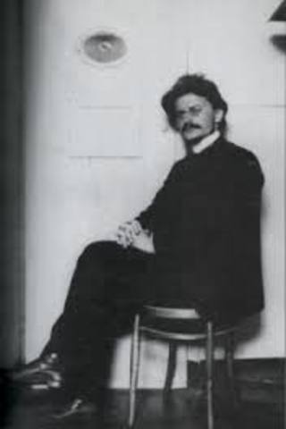 Trotski i altres presoners polítics son apressonats. Trotsky es converteix en el cap del Soviet de Petrogrado dels Representants de los Treballadors i els Soldats