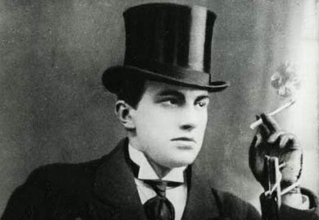 Маяковского всю жизнь преследовала фобия умереть от инфекции.