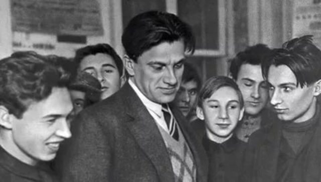 Память о великом поэте и драматурге жива.