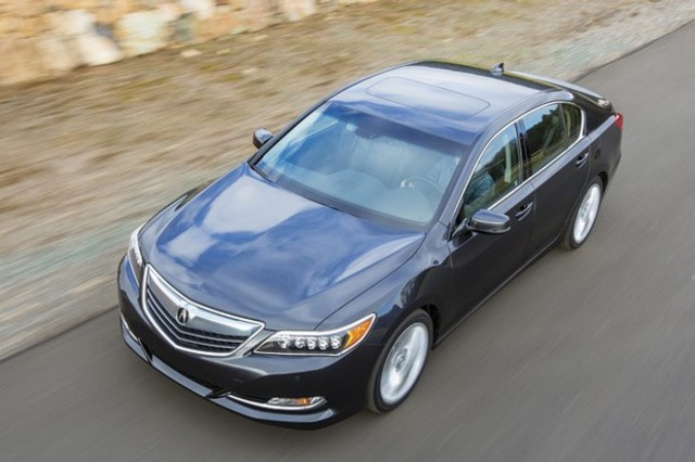 PRIMER VEHÍCULO CON DIRECCIÓN TRASERA ACTIVA.