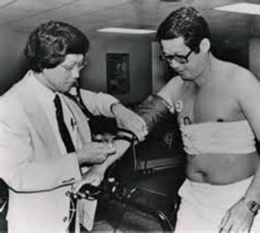 Aquino heart attack / sent to US