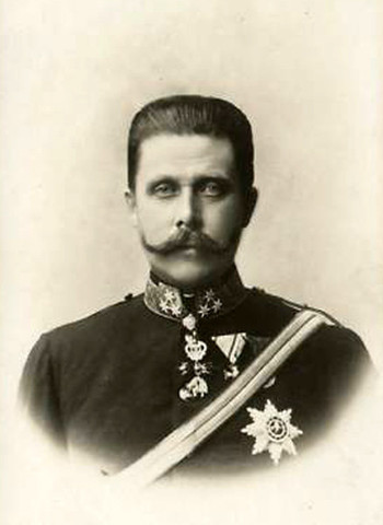 Austria-Hungary declares war on Serbia