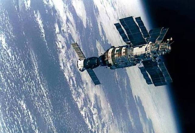 Первая космическая станция