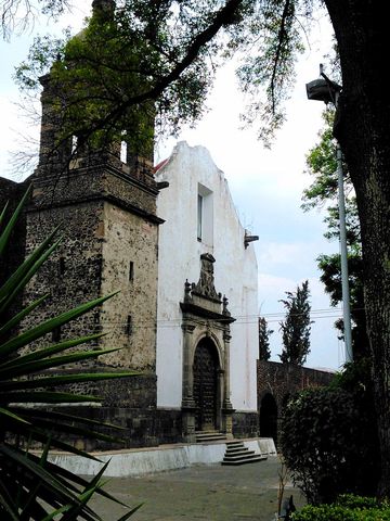 El Colegio de San Pablo fue fundado en 1575 y fue el más grande de la Nueva España1 la capilla fue demolida en 1581 para construir la iglesia que actualmente se conserva con varias modificaciones en los siguientes siglos.