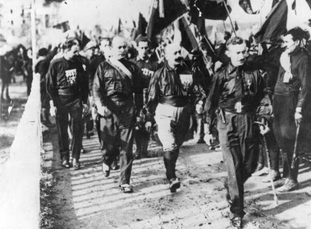 I fascisti marciano su Roma e Mussolini diventa capo del governo
