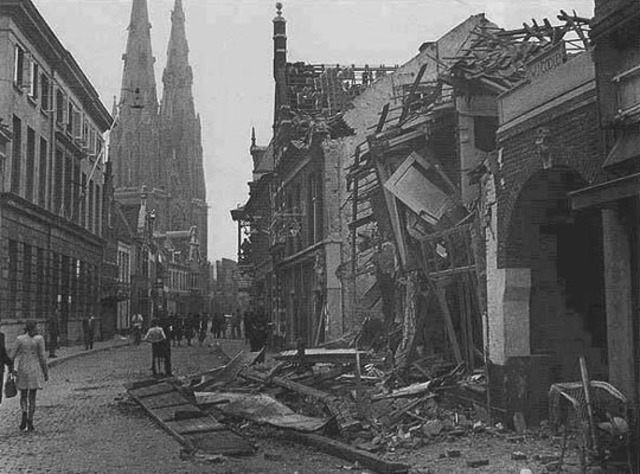 British Paratroopers reach Arnhem to save their isolated men only to suffer severe losses and retreat back