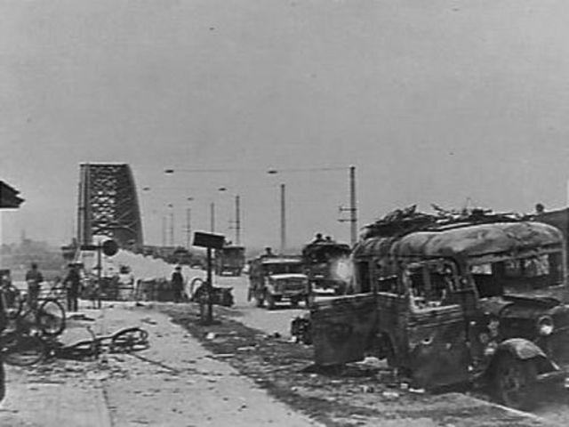 British Paratroopers give up control of their bridge