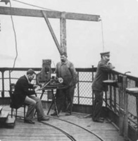 La TSF inicia programas de radio en París usando la Torre Eiffel como antena.