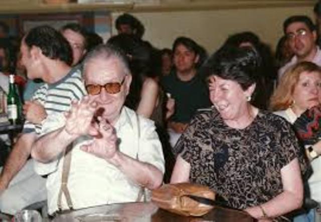 Pepa Llopis li ofera  viure plegats