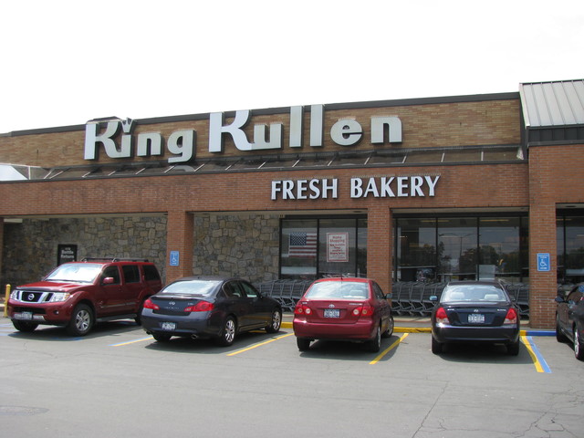 First U.S. supermarket, King Kullen, opens