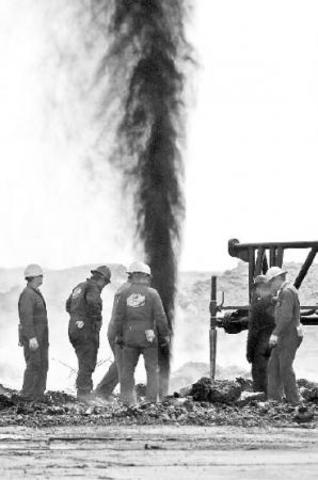 El descubrimiento de cuantiosas reservas petroleras .