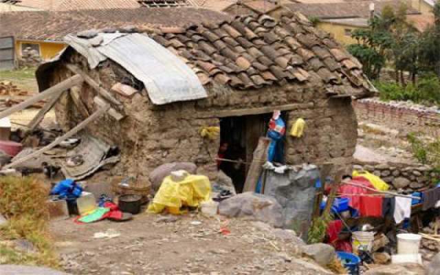 Carencias sociales en el % de personas. - 58.6% por acceso a los  servicios de salud