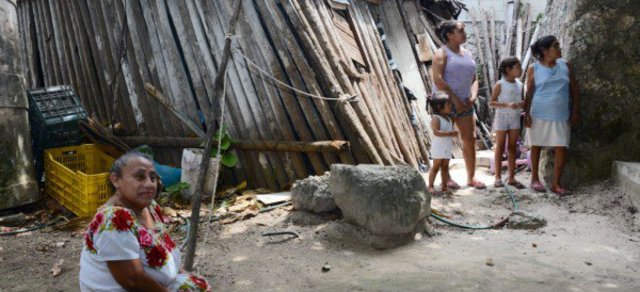 * Carencias sociales en el % de personas.