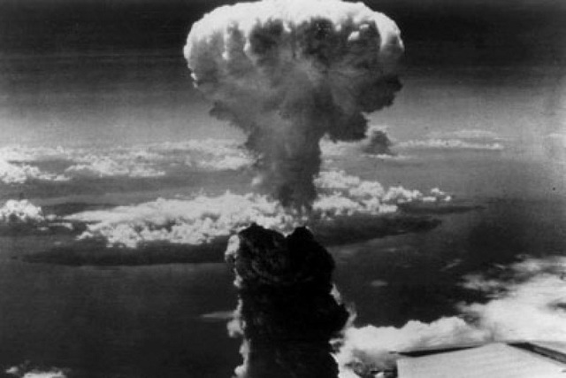 US drops the atomic bomb on Japan