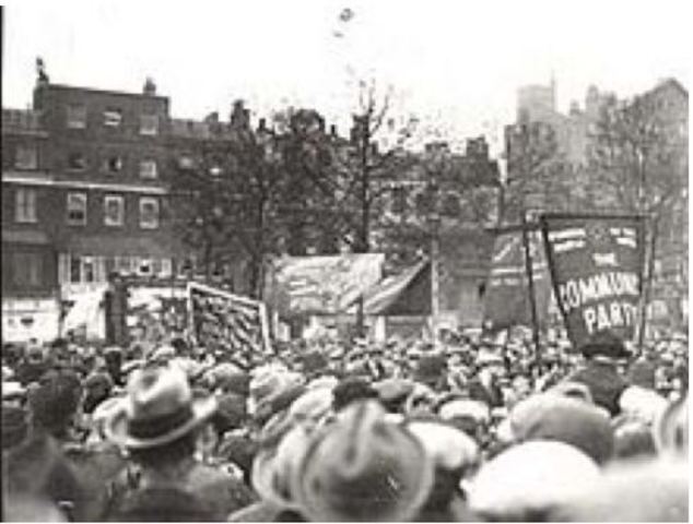 1936: Doscientos trabajadores en paro en el Reino Unido participan en una marcha de  protesta contra el hambre.