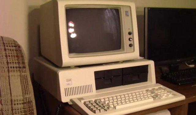 IBM anuncia su primera PC y se asigna el termino de internet