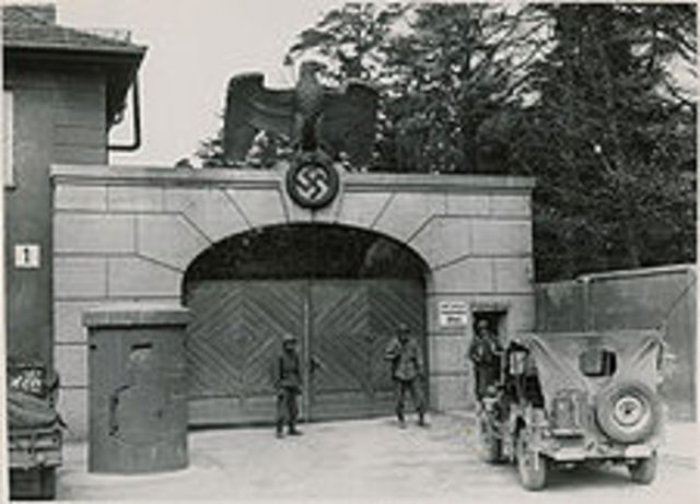 Hitler sets up dachau