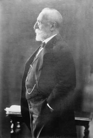 Italy declares war on Germany and Austria-Hungary