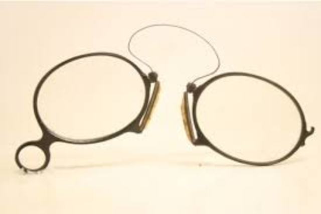 "Prince-nez" or "Quevedos"