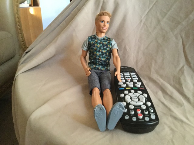 Ken regarde la télé