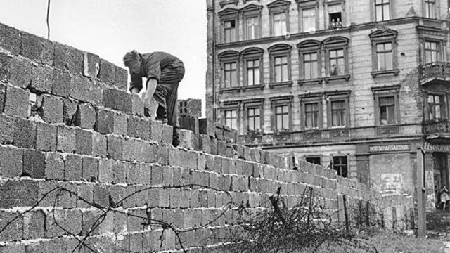 Construction du mur de Berlin