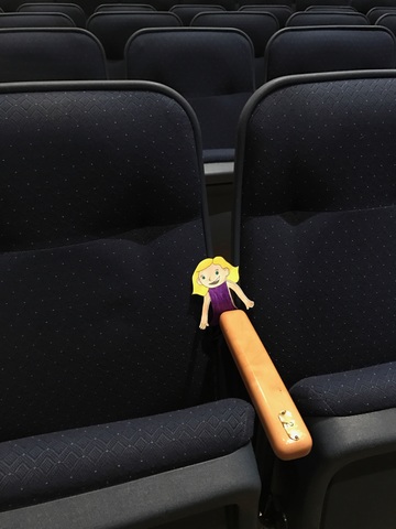 Marie regarde un spectacle.