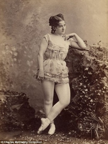 MUJER 1890