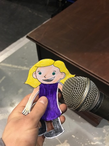 Marie fait de l'exercise sa gorge.