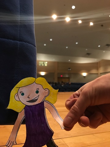 Marie est sur le point de jouer.