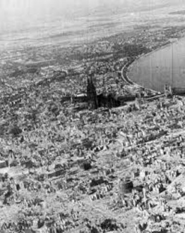 1000 British planes bomb Cologne, Germany