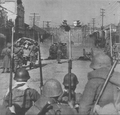 Japan attacks Nanjing, China