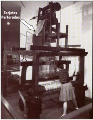 Maquina textil programable con tarjeta perforadas.